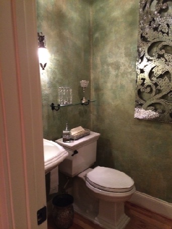 Textured metallic walls with mica embedded in the plaster